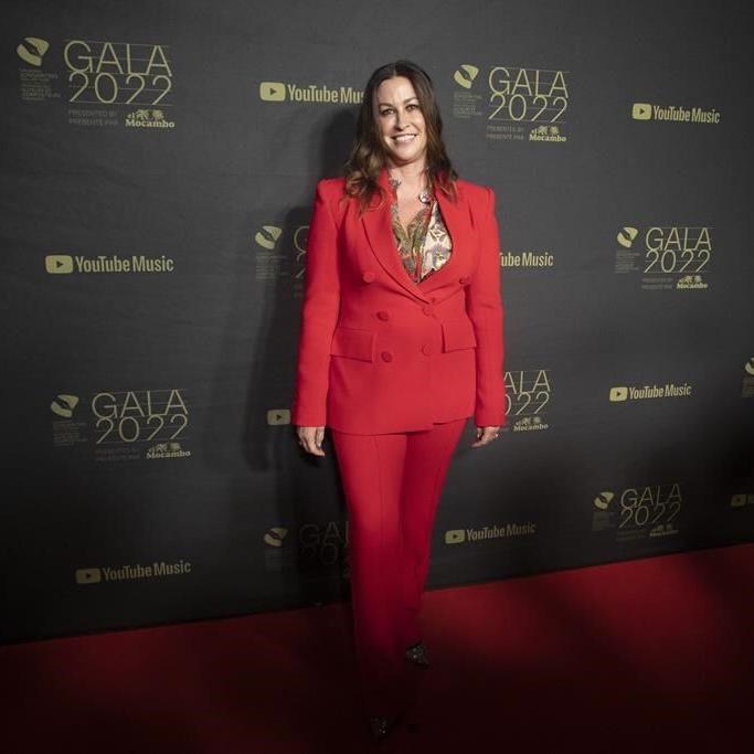 好色tv singer-songwriter Alanis Morissette sings anthems before Game 7